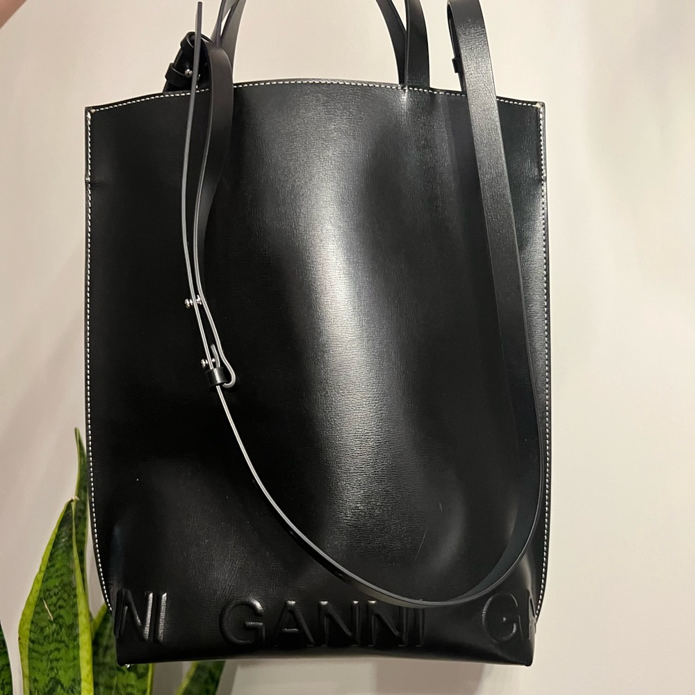 Ganni MEDIUM TOTE LOGO BAG in black